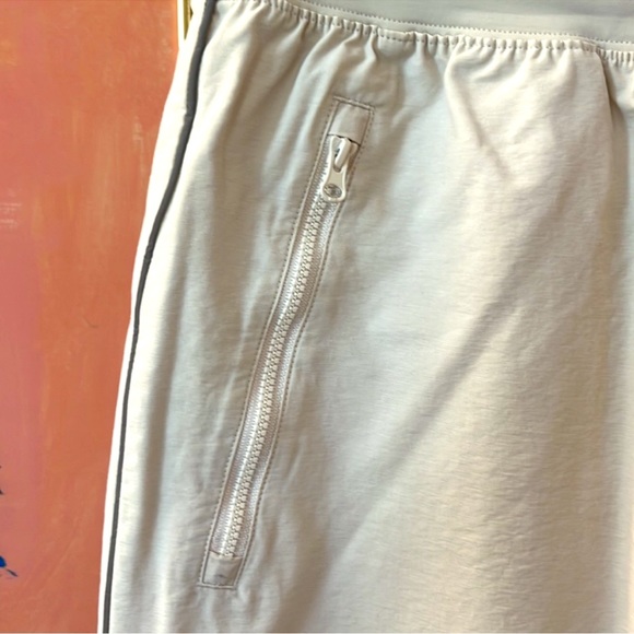 Alo Yoga White Joggers. Perfect Condition Sz Medium - Picture 2 of 5